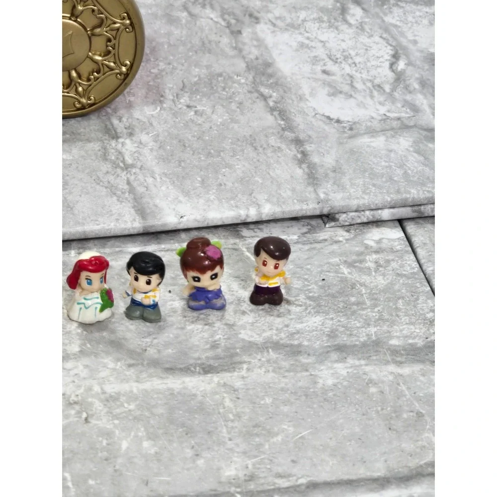 Squinkies Disney Celebration Princess Coach Dispenser 13 Figures 3 coins
